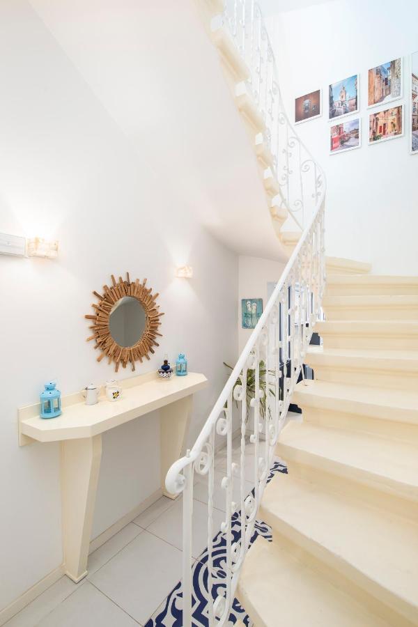 Chic, Stylish Traditional Townhouse With Terrace - 圣保罗湾城 外观 照片